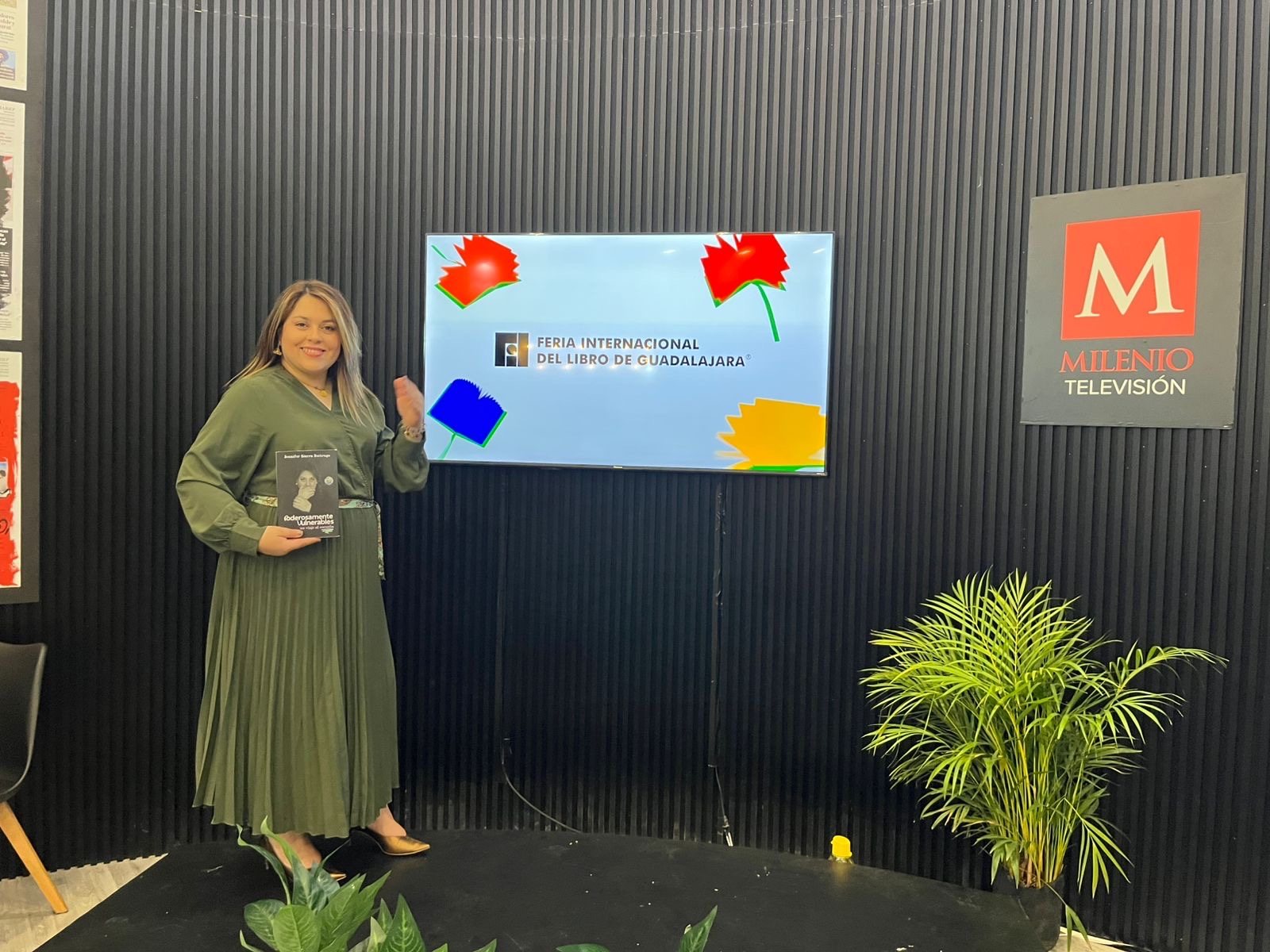 Jennifer Sierra con el libro en el set de Milenio Televisión, FIL Guadalajara